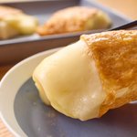 おいなりさんにチーズとおもちを入れてレンチンすると．．．メチャクチャ美味くなる⁉