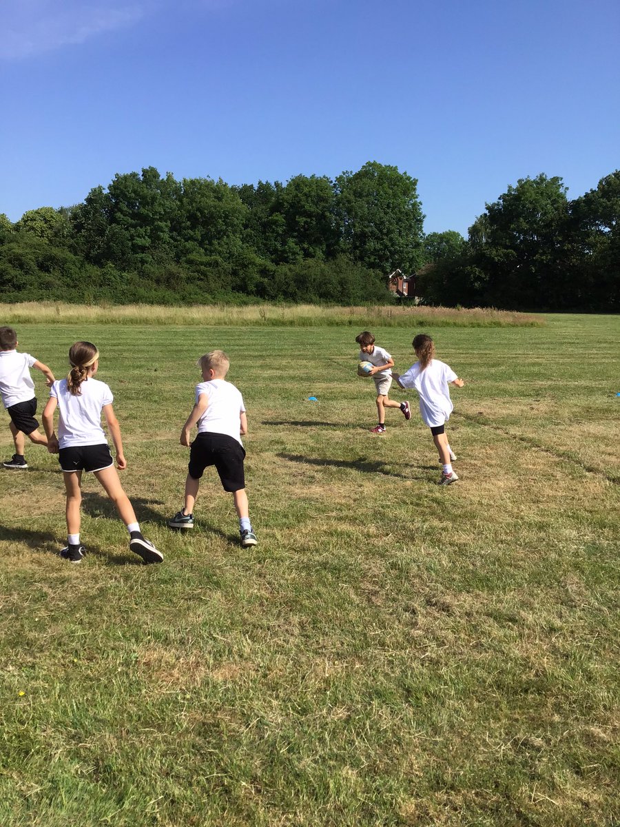 BirchwoodCE's tweet photo. What a fantastic morning year 3 have had in their first rugby training session with @warringtonwolves! We learned all about how to hold the ball using our Wolfie grip and can’t wait to learn more next week! #bcepsyear3 #bcepsenrichment #bcepspe https://t.co/pAgAVgiYDJ