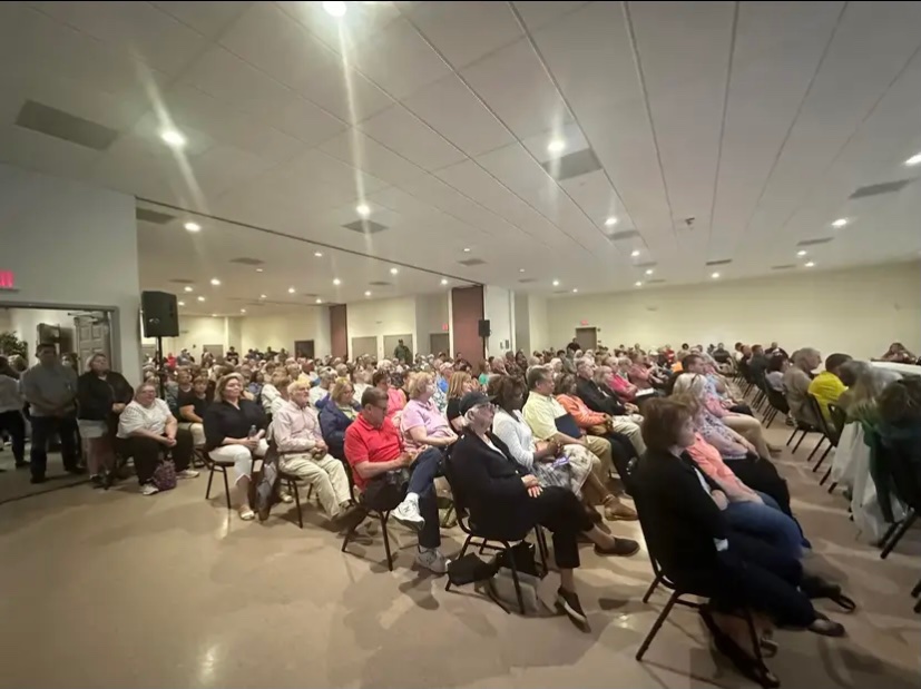 Magnificent! standing-room only last night inside the ELKS Club in West Roxbury. Constituents turned out in overwhelming & articulate opposition to Mayor Wu’s method & means of planned road development along Centre Street. @MayorWu @GBHNews @BonjourParis_