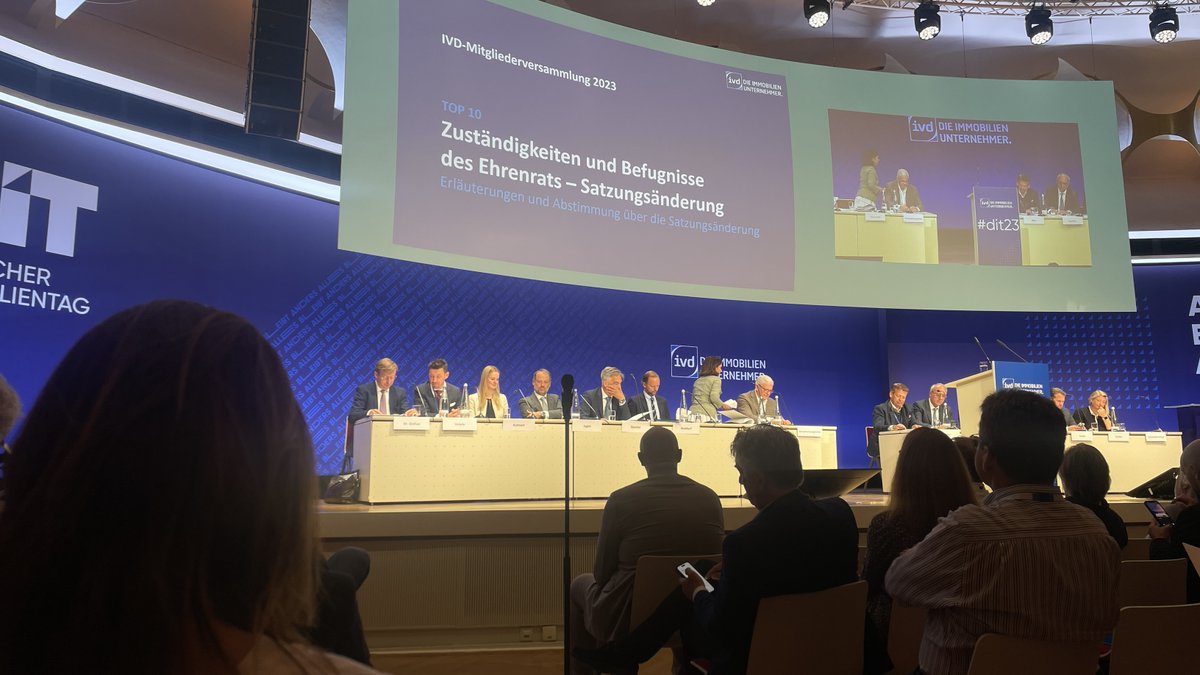 ivd_immobilien's tweet photo. Herzlichen Glückwunsch an den neu gewählten IVD-Präsidenten Dirk Wohltorf und sein Präsidium! 🎉 #ivd #dieimmobilienunternehmer https://t.co/mq7aUwy7Zo