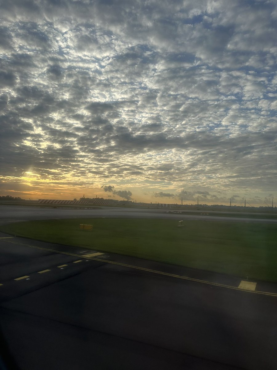 the clouds looked pretty cool when we were taxiing to the runway! first flight out since covid-19 happened 🫠