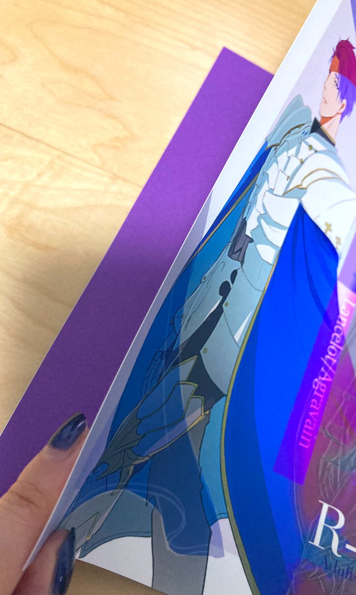 今回遊び紙がド紫!✨✨✨なのと、本文紙が水色なんです〜!(前作と比較) 相変わらず印刷がめちゃくちゃ美しいのと、すげーめくりやすい…厚い紙…良い…!!!!