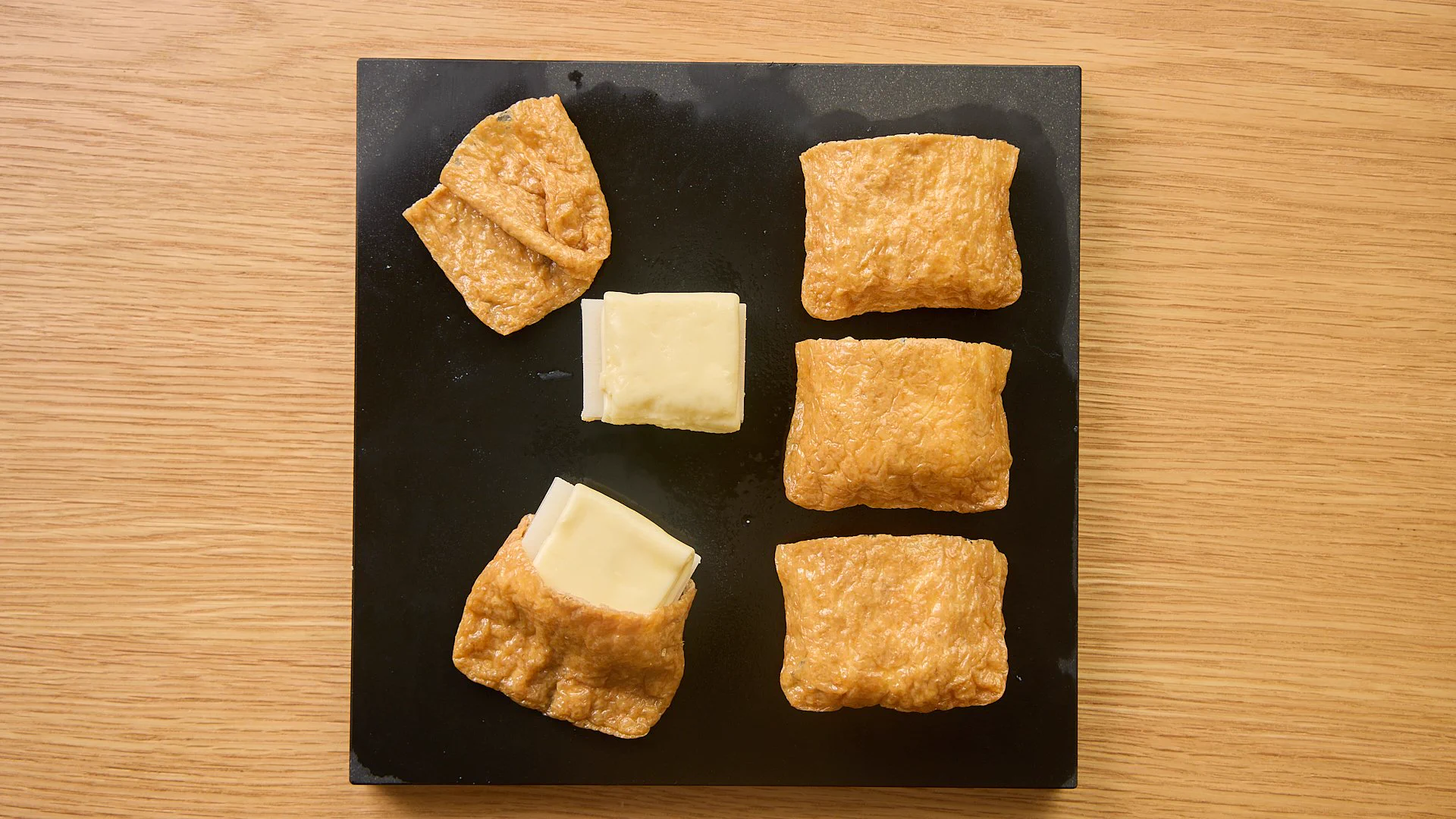 ・電子レンジはメーカーによって加熱ムラがあるため時間は調整してください。2分連続で加熱すると強すぎるため、途中で一度止めています。
・いなり揚げはやぶけやすいので丁寧に広げ、丁寧にしっかりと奥までお餅を詰めてください。
・溶けたチーズが流れるので、間隔をあけて皿に並べてください。 