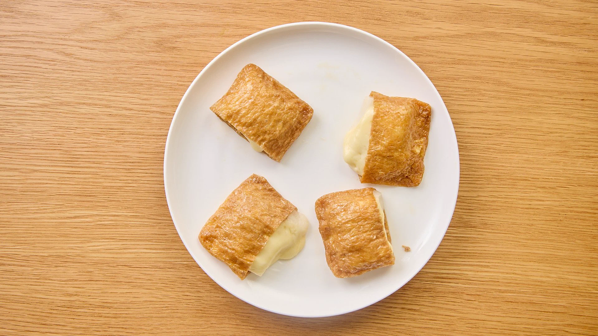 ・電子レンジはメーカーによって加熱ムラがあるため時間は調整してください。2分連続で加熱すると強すぎるため、途中で一度止めています。
・いなり揚げはやぶけやすいので丁寧に広げ、丁寧にしっかりと奥までお餅を詰めてください。
・溶けたチーズが流れるので、間隔をあけて皿に並べてください。 