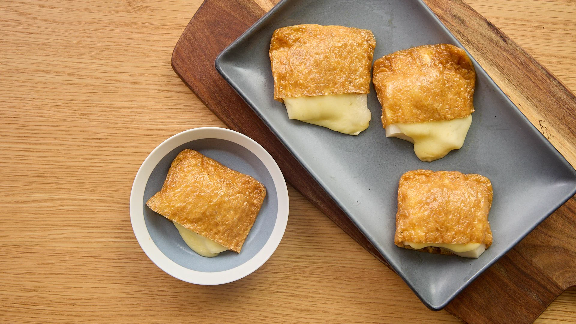 ・電子レンジはメーカーによって加熱ムラがあるため時間は調整してください。2分連続で加熱すると強すぎるため、途中で一度止めています。
・いなり揚げはやぶけやすいので丁寧に広げ、丁寧にしっかりと奥までお餅を詰めてください。
・溶けたチーズが流れるので、間隔をあけて皿に並べてください。 