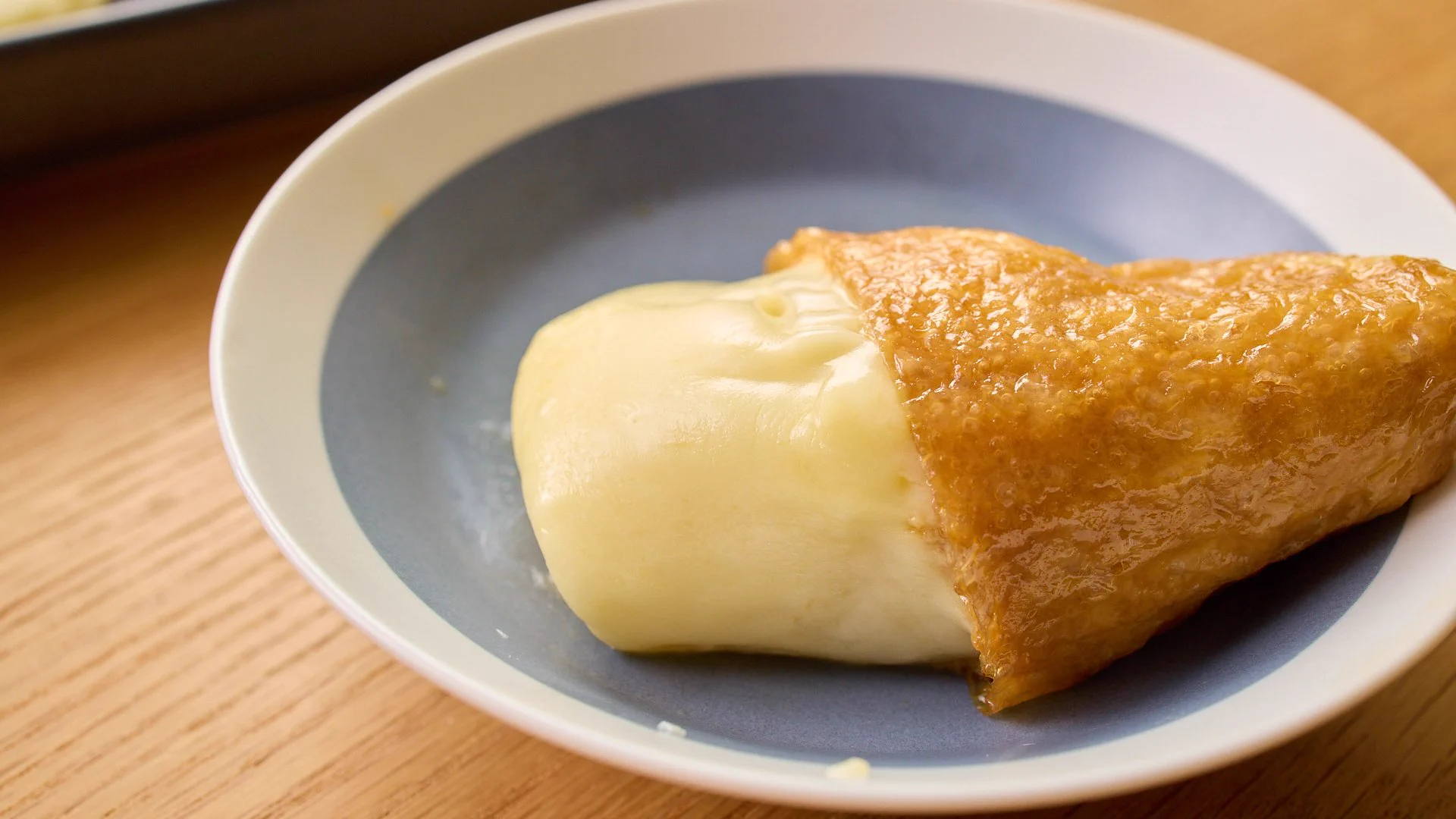 ・電子レンジはメーカーによって加熱ムラがあるため時間は調整してください。2分連続で加熱すると強すぎるため、途中で一度止めています。
・いなり揚げはやぶけやすいので丁寧に広げ、丁寧にしっかりと奥までお餅を詰めてください。
・溶けたチーズが流れるので、間隔をあけて皿に並べてください。 