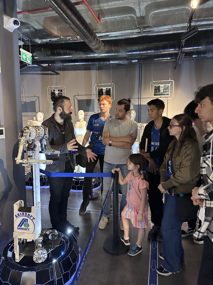 Bugün değerli sponsorumuz @AKMAKINA aracılığı ile İstanbulda bulunan robot müzesini gezme fırsatı bulduk. Bizleri ağırladıkları için @robotmuzesi'ne ve değerli rehberimiz @feyyazatalar 'a teşekkür ediyoruz.