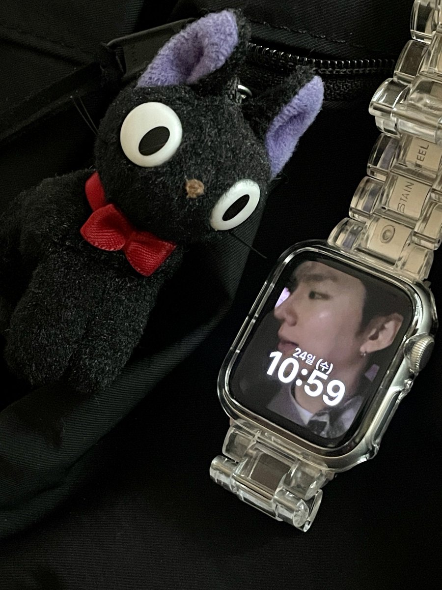손목의 작은 행복,,⌚️
워치에 가두기 좋은 기현이 사진 추천할게요