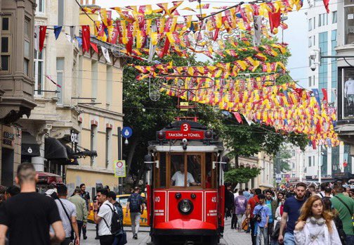 İstiklal Caddesi, Şampiyon Galatasaray’ın bayraklarıyla süslendi.