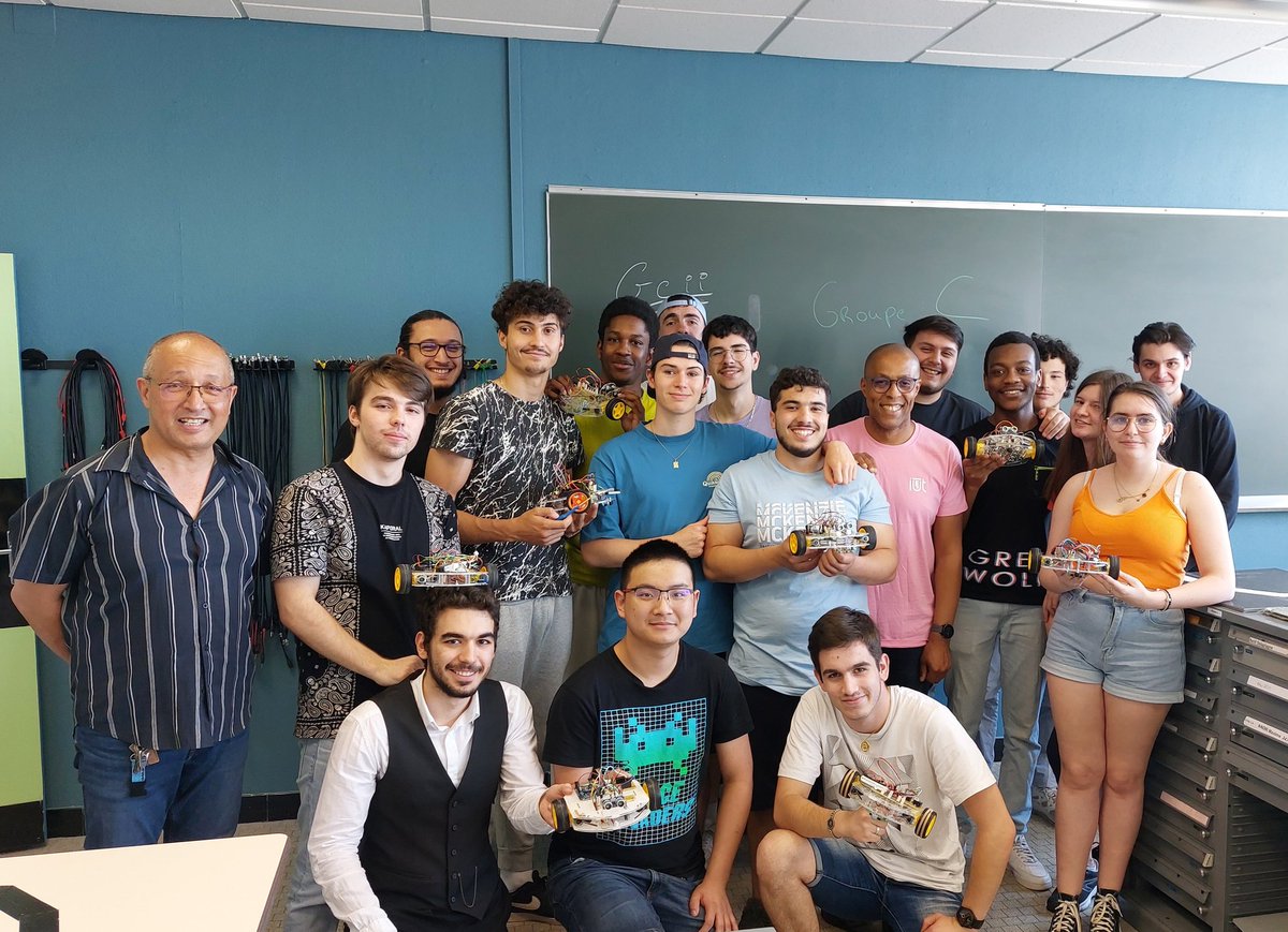 HamidBenaabella's tweet photo. Avec nos étudiants de BUT1
@IUTsaintetienne  @IUT_ARL  @Univ_St_Etienne #GEII . Une belle compétition interne et beaucoup plaisir. Bravo à tous! https://t.co/Ig4nPyCDZK
