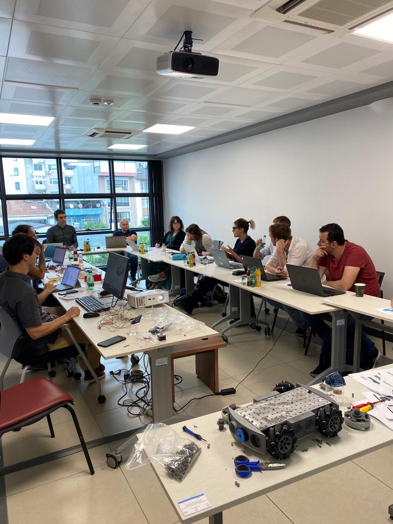 Miguel_Altuna's tweet image. Miguel Altuna eta Tknikako irakasleak Koacelin (Türkiye) daude,#LCAMP_EUko bazkideen 3. bileran. Miguel Altunak zuzendutako Collaborative Learning Factory atala lantzen.🔘 lcamp.eu

#CoVes