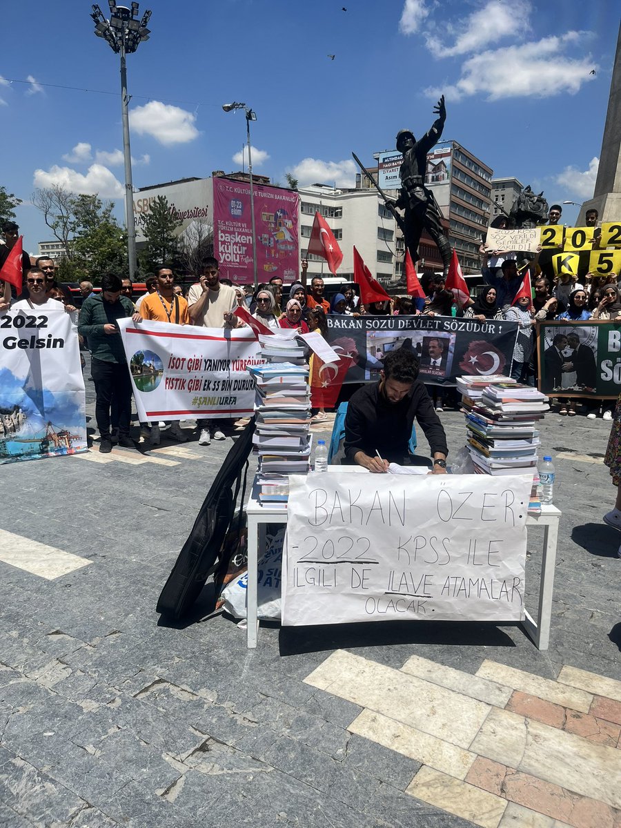 Atama bekleyen yüzbinlerce genç öğretmeni umutsuz bırakmayın! Verilen sözler tutulsun! Öğretmenlerin yüzü gülsün!

<a href="/tcbestepe/">T.C. Cumhurbaşkanlığı</a> <a href="/RTErdogan/">Recep Tayyip Erdoğan</a> <a href="/tcmeb/">Millî Eğitim Bakanlığı</a> <a href="/Yusuf__Tekin/">Yusuf Tekin</a> #Ulusta55BinÖğretmen