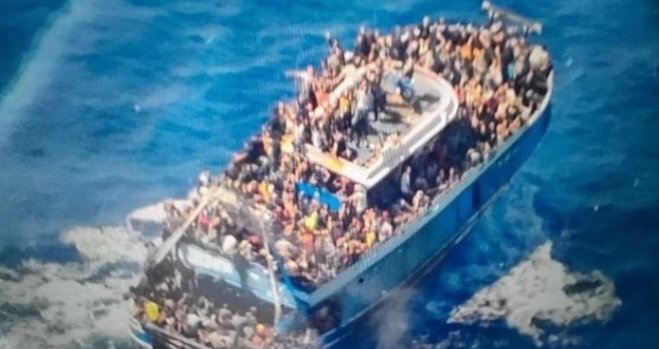 Possibile mai che a nessun deputato o senatore venga in mente di chiedere urgentemente l'apertura del Parlamento per far riferire al Presidente del consiglio della tragedia del Poleponnese.
