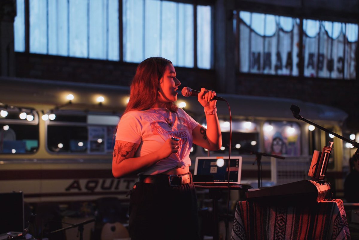 Elle joue ce week-end au festival Musettes sur le Bassin d’Arcachon : en attendant on a rencontré EmmaFleurs pour parler avec elle de ses influences, de la scène bordelaise et de pop transatlantique ✨
bit.ly/emmafleurstype