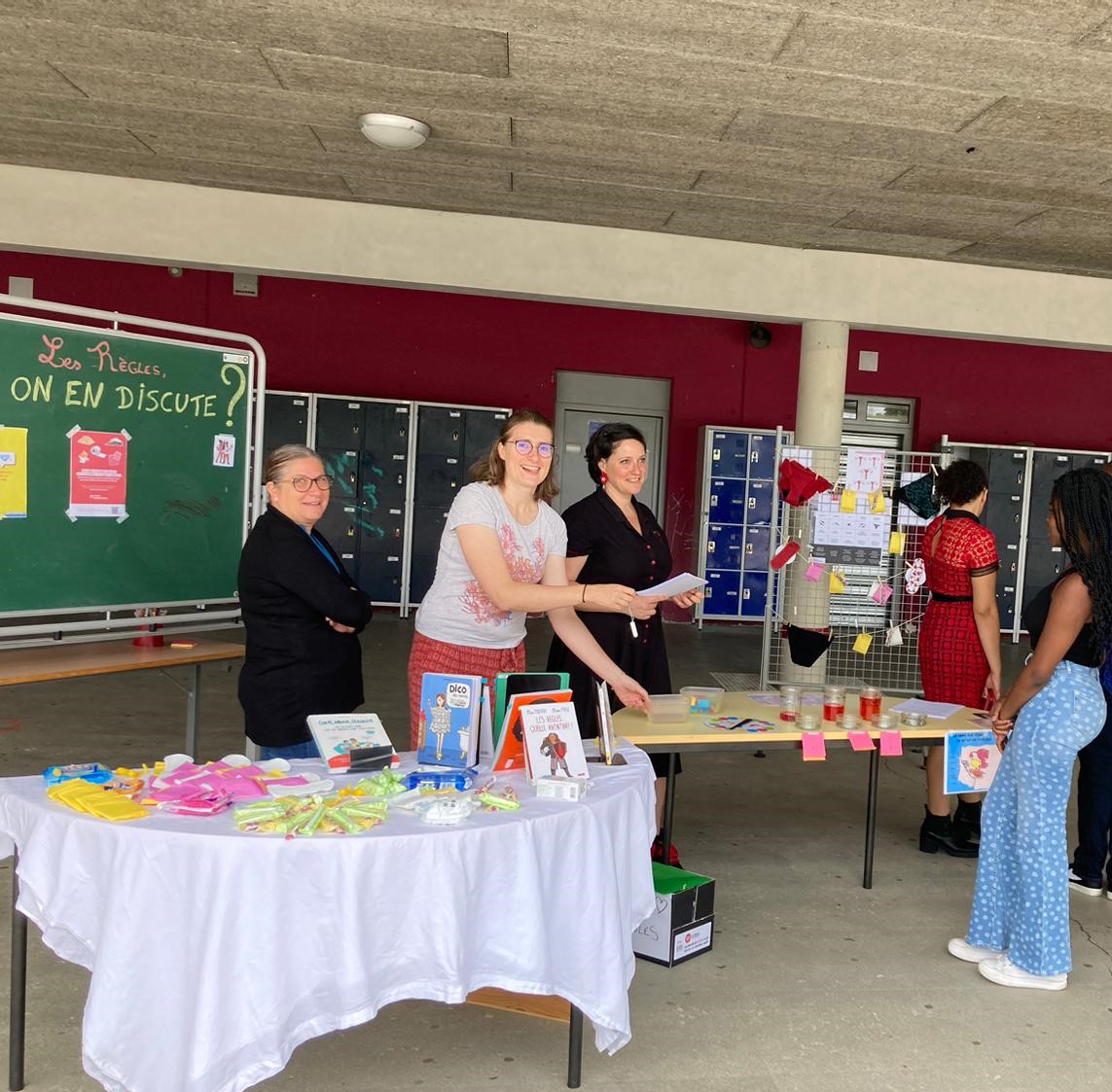 JPVernant31's tweet photo. "Les règles, on en discute?" - Atelier proposé par l'équipe Vie sexuelle et affective toute la journée!Des échanges, des questions, un mur d'expression! Un vrai succès! Bravo à toute l'équipe !  #Parcourséducatifdesanté @EskenaziSand @DSDEN31 https://t.co/xR9NhrCiC9