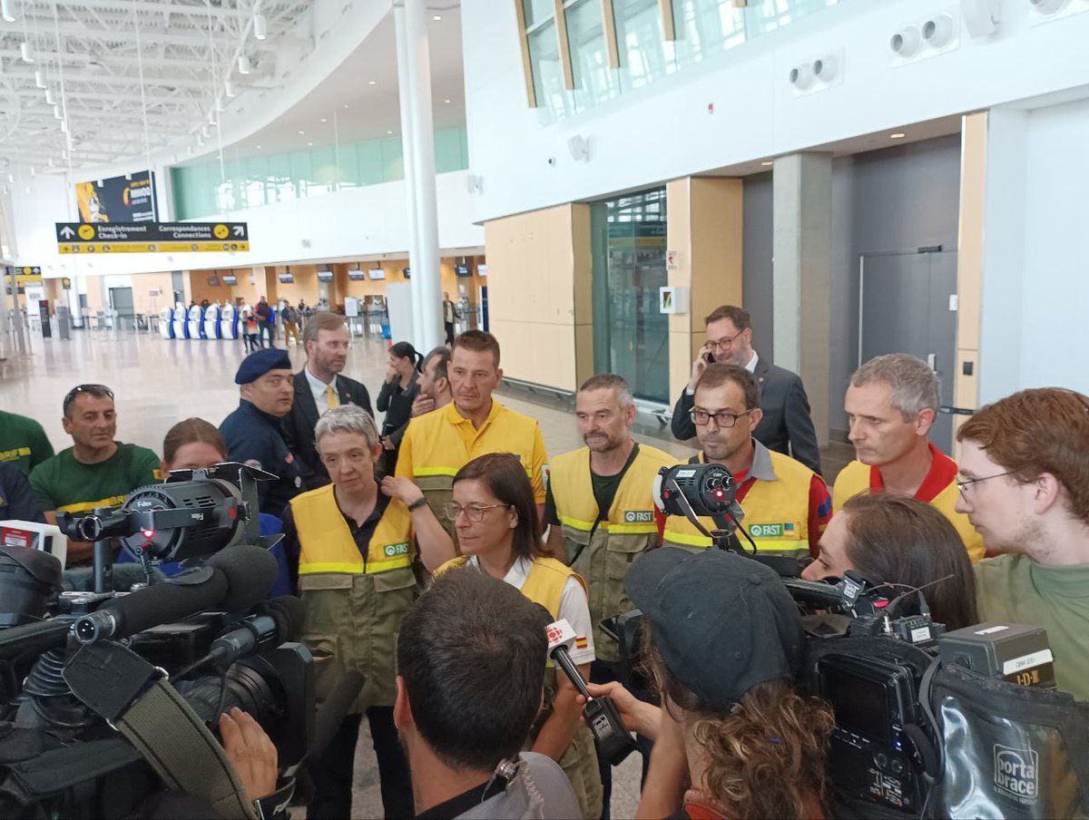 Plan_INFOCAM's tweet photo. Los 26 #BBFF y técnicos de @Plan_INFOCAM de @gobjccm ya están instalados #Canadá 🇨🇦 y comenzarán su colaboración en #IIFF en la región de #Quebec #CanadaFires

📸Recepción de las autoridades de #Canadá del personal movilizado por #España y  #Europa 🇪🇸🇪🇺

#EsTareadeTodos https://t.co/UXLddnl6Kg