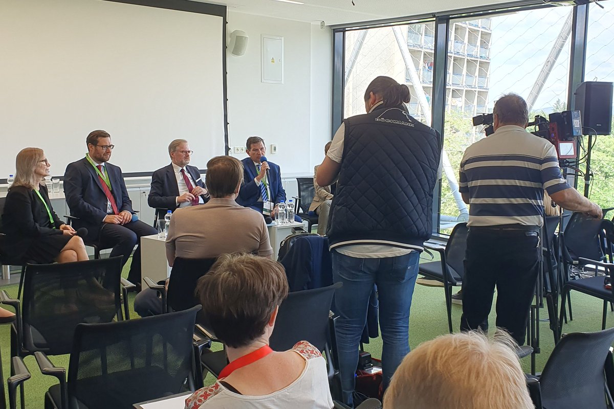 ZlataNovotna's tweet photo. Výstupy v českých médiích z konference #Strategické řízení vědy přinesly jen negativní zprávy o nedostatku peněz pro vědu. Opravdu nikoho nezajímá, o čem byla a jaké pozitivní signály přinesla tato konference?..🤔 https://t.co/LtHgpQVnLX