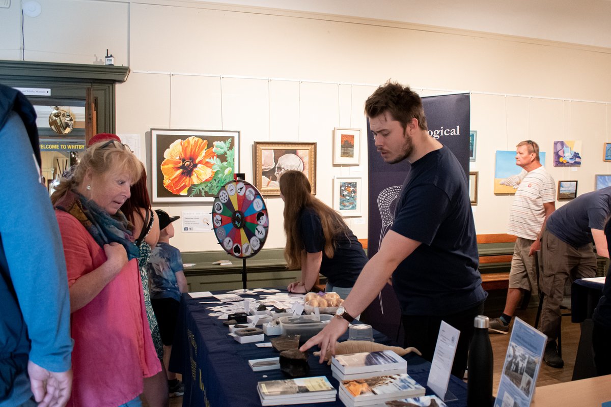 ThePalAss's tweet photo. π¬If you visited the @YorksFossilFest in #Whitby last weekend, you met our fantastic #PalAss PEG team and learn about the secrets of #trilobites and #eurypterids
Our volunteer @JamesMulqueeney really has wonderful storytelling skills!
#scicomm #palaeontology https://t.co/hpSZiyY7z4