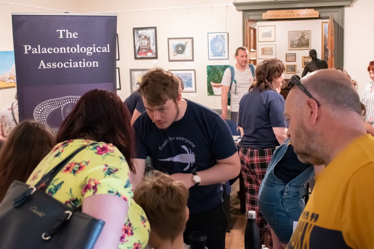 ThePalAss's tweet photo. π¬If you visited the @YorksFossilFest in #Whitby last weekend, you met our fantastic #PalAss PEG team and learn about the secrets of #trilobites and #eurypterids
Our volunteer @JamesMulqueeney really has wonderful storytelling skills!
#scicomm #palaeontology https://t.co/hpSZiyY7z4