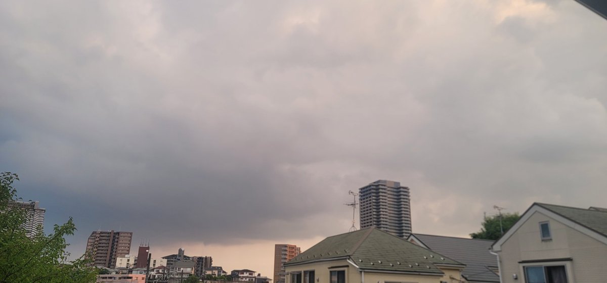 kamemaruboy21's tweet photo. 6月15日(木)午後6時40分の、
#イマソラ
を、雨戸を閉める前に見上げ、👀📷️✨を。
明日は、金曜日のルーティンになりつつある、京都のシアターで🎦鑑賞(👀📷️✨の2作品)を➰👋😃
#mmm765
#おのえ765
#シン765
#sip765
#fmco https://t.co/onZCIXlt58