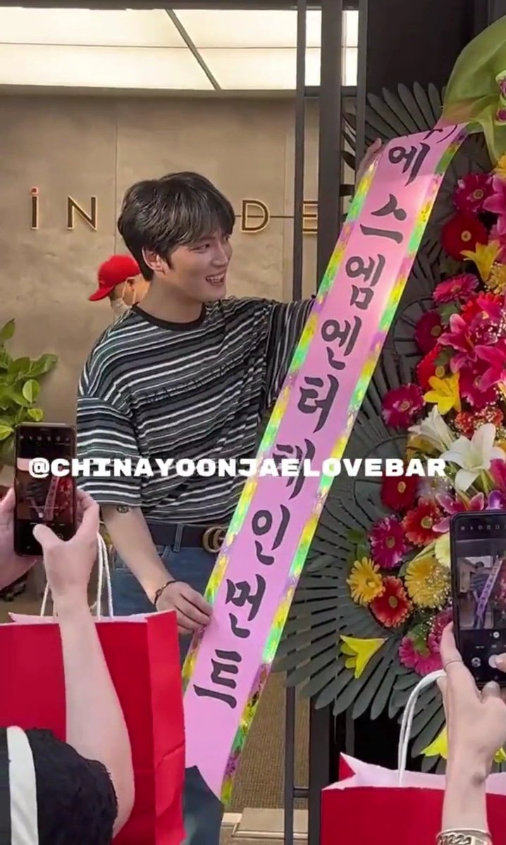 ยิ้มการค้า แบบขอบใจจ้าาาาาา