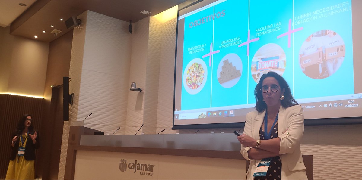 En #murciaicity2023 escuchando un debate a dos de Maria Herrero y Silvia Ros. Sala de la Fundación Cajamar en Plaza Julián  Romea.