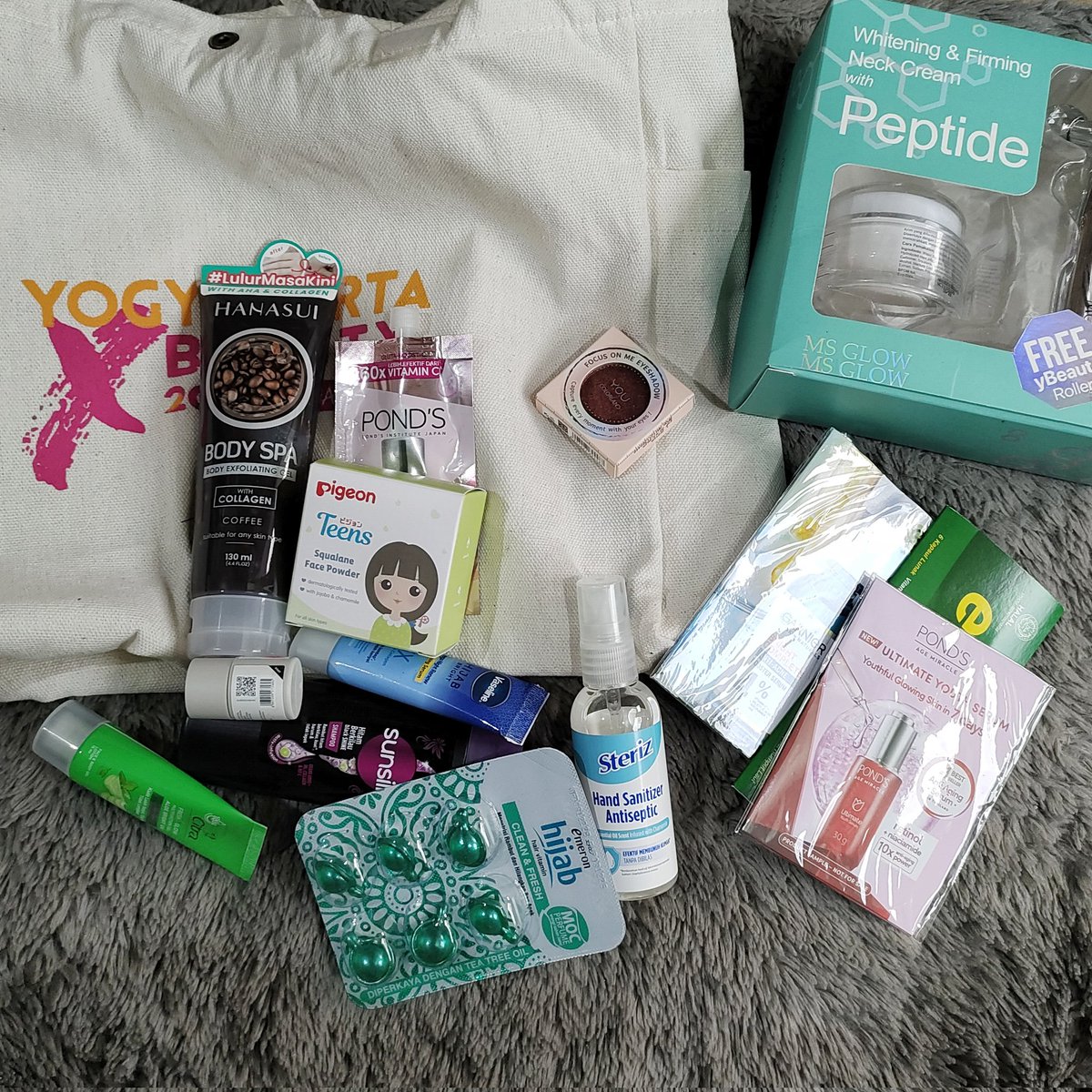 kimugyu's tweet photo. moots help rt please? ♡ 

this is not kpop related, tapi aku ada beberapa skincare / make up yang aku dapet waktu ikut beauty event. ini bukan giveaway bersyarat atau jualan, tapi aku mau kasih FREE ke orang-orang yang butuh / mau pake, daripada aku simpen sampe kadaluarsa 🥲 https://t.co/4N2BsMhUQ3