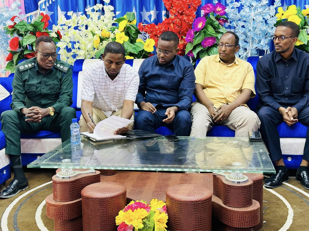 LSRA_Comms's tweet photo. Guddoomiyihii hore @HonNajah ayaa maanta xilka ku wareejiyay Guddoomiyaha ee Gobolka Shabeellaha Hoose mudane Mohamed Ibrahim Barre.
Munaasabadda xil wareejinta ayaa ka dhacday magaalada #Baraawe, waxaana goobjoog ka ahaa mas'uuliyiin amniga iyo maamulka. https://t.co/Wb2NsmznMj