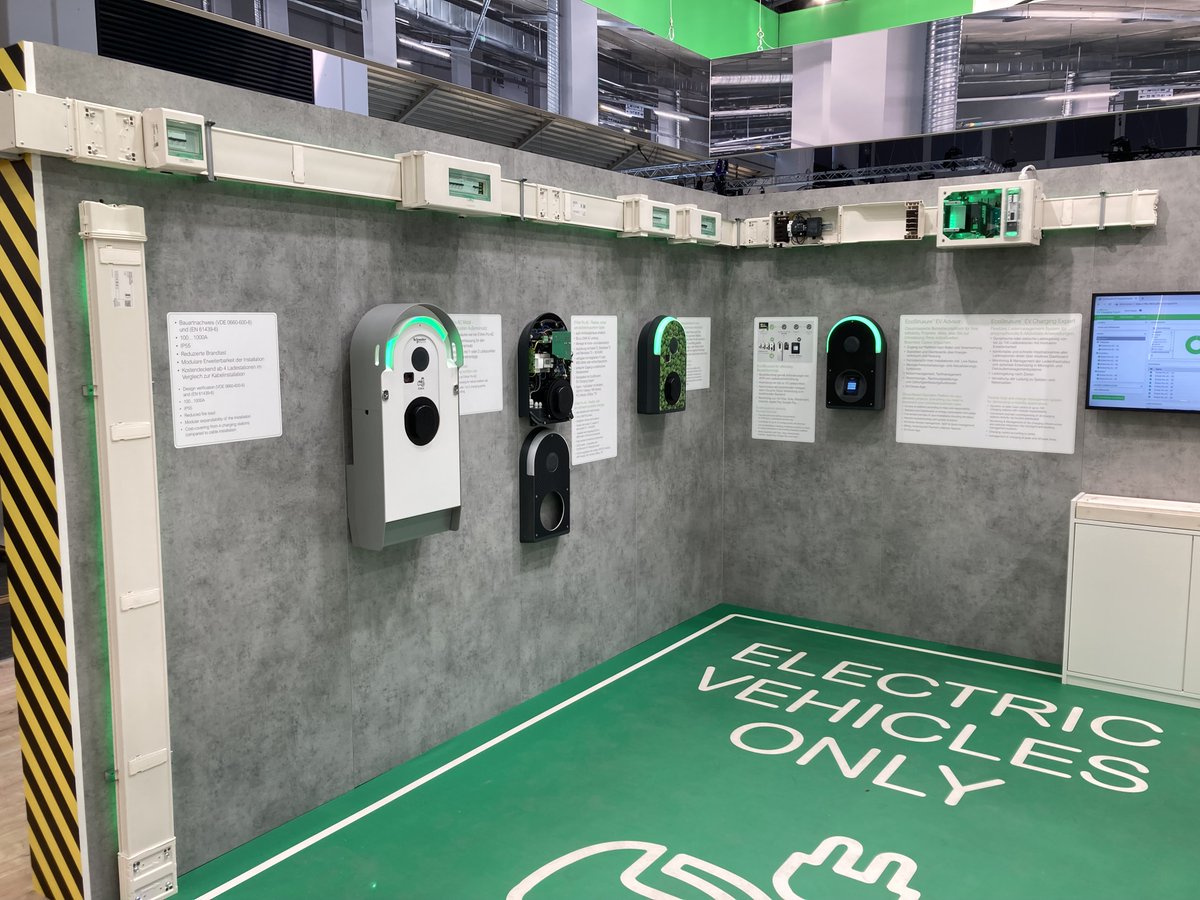 SchneiderElecDE's tweet photo. Flexibilisierung & Digitalisierung der #eMobility-#Ladeinfrastruktur: Auf der #Power2Drive, Stand B6.530, zeigen wir Ihnen gem. mit @inno2fleet die Beratung, Konzeption bis hin zum Aufbau und Betrieb Ihrer Ladelösung. https://t.co/kmoJTxEg7z @PowerToDrive Schneider Electric #P2D https://t.co/aS4qAG6KgY