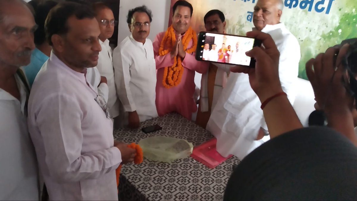 Inc_devendra's tweet image. जिला कांग्रेस कमेटी की बैठक में संगठन को मजबूत करने पर चर्चा हुई और विगत दिनों जिला सहकारी फेडरेशन लिमिटेड के निर्विरोध निर्वाचित डायरेक्टर मेरे छोटे भाई बाबूराम सिंह जी को माला पहनाकर एवं मिठाई खिलाकर कर जिला कांग्रेस कमेटी की तरफ से  स्वागत कर बधाई दी गई।