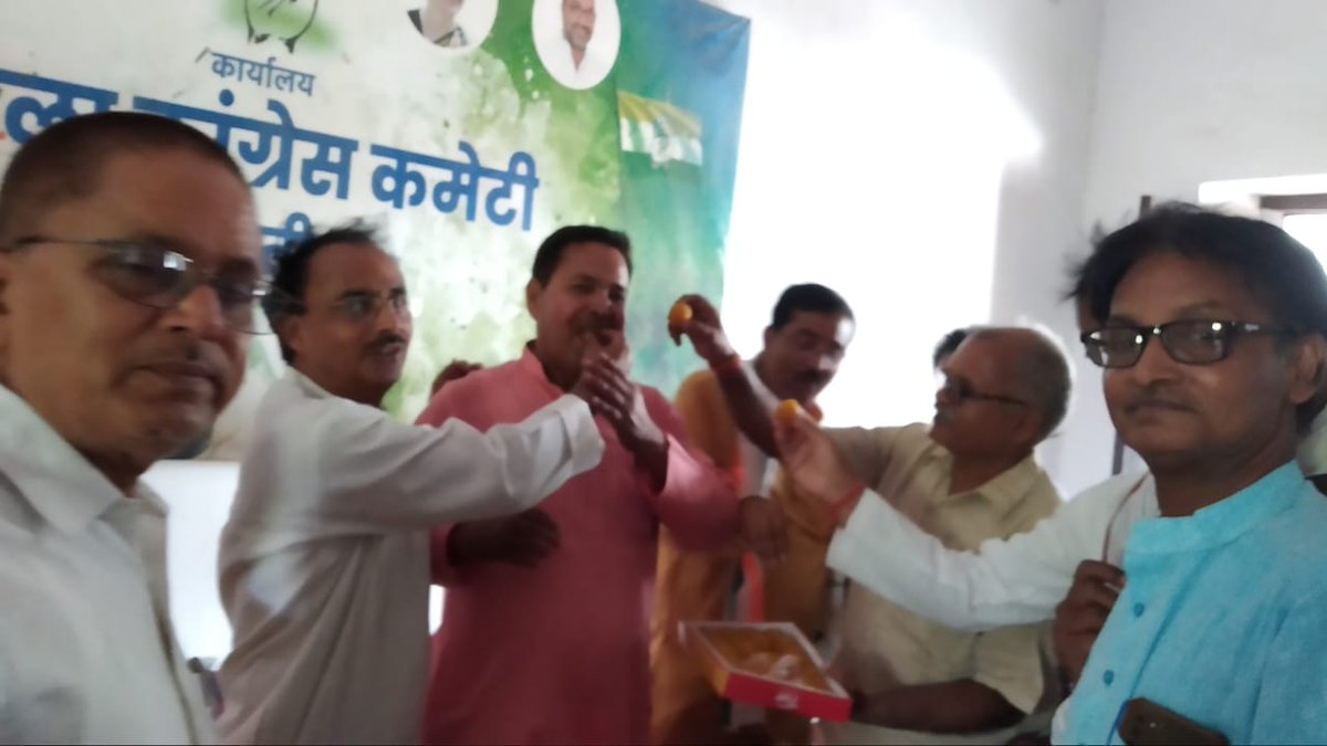 Inc_devendra's tweet image. जिला कांग्रेस कमेटी की बैठक में संगठन को मजबूत करने पर चर्चा हुई और विगत दिनों जिला सहकारी फेडरेशन लिमिटेड के निर्विरोध निर्वाचित डायरेक्टर मेरे छोटे भाई बाबूराम सिंह जी को माला पहनाकर एवं मिठाई खिलाकर कर जिला कांग्रेस कमेटी की तरफ से  स्वागत कर बधाई दी गई।