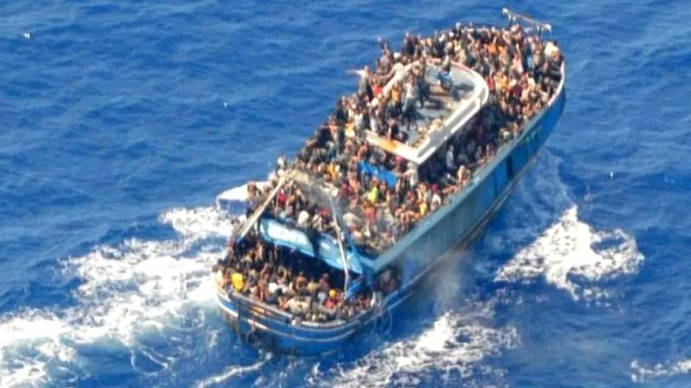 BennnyH's tweet photo. It's hard to wrap your head around the scale of the tragedy unfolding in Greece.

Boat capsized with as many as 750 people on board. There were reports of 100 children in the hold. Only 100 people pulled from the waters. Total catastrophe.

https://t.co/kKo1zVDT7B https://t.co/vXD88CBluJ