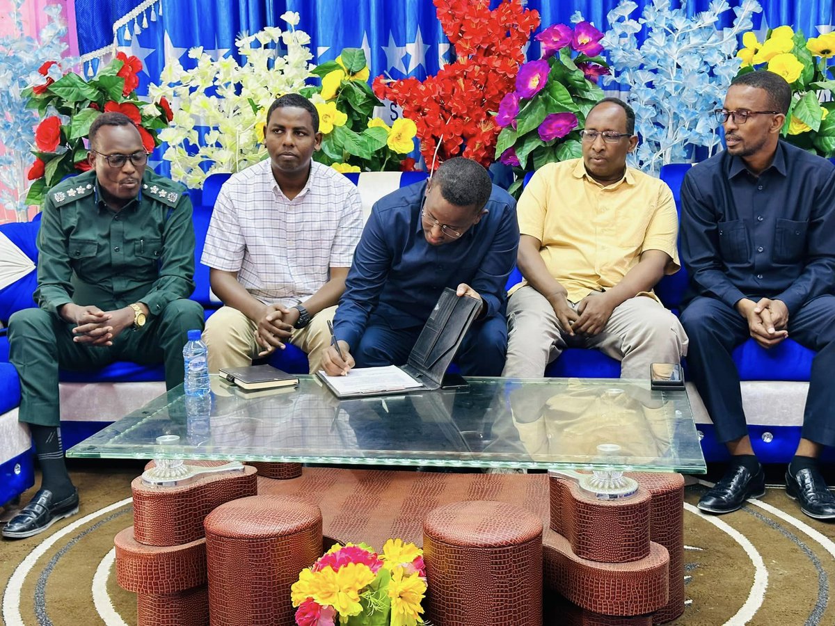LSRA_Comms's tweet photo. #Barawe: Guddoomiyihii hore @HonNajah ayaa Alle uga baryay Guddoomiyaha cusub mudane Mohamed Ibrahim Barre inuu mas'uuliyadda u fududeeyo. Sidoo kale wuxuu shacabka gobolka, maamullada degmooyinka Iyo ciidamada amniga ka codsaday inay la shaqeeyaan gudoomiyaha cusub. https://t.co/9NwO68PIz8