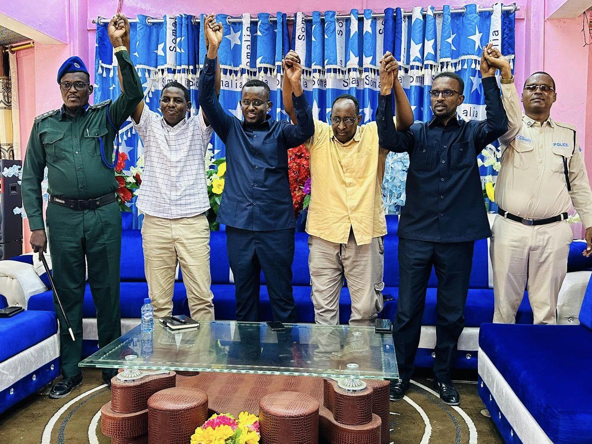 LSRA_Comms's tweet photo. #Barawe: Guddoomiyihii hore @HonNajah ayaa Alle uga baryay Guddoomiyaha cusub mudane Mohamed Ibrahim Barre inuu mas'uuliyadda u fududeeyo. Sidoo kale wuxuu shacabka gobolka, maamullada degmooyinka Iyo ciidamada amniga ka codsaday inay la shaqeeyaan gudoomiyaha cusub. https://t.co/9NwO68PIz8