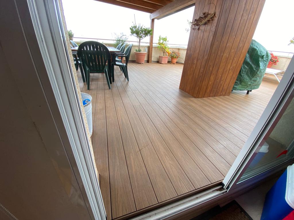 Tarima tecnologica color teak instalada en atico, dando calidad a la terraza y creando un espacio para disfrutar con família y amigos. 
fustmar.com
#fustmar #tarima #tarimasintetica #terraza #tarimatecnologica