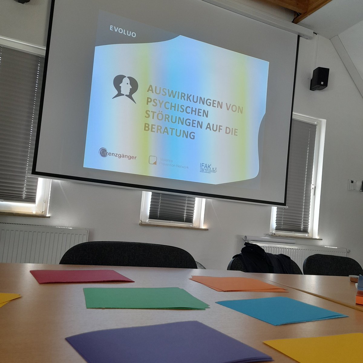 VPNderad's tweet photo. In Modul 3 von EVOLUO geht es heute um das Thema „Handlungssicherheit entwickeln“. Aufbauend auf den ersten beiden Modulen widmen wir uns dem Beratungsalltag und der konkreten Unterstützung der Teilnehmenden durch kollegiale Fallberatungen. https://t.co/YXOaFMr21h https://t.co/H0R5FAXMjM