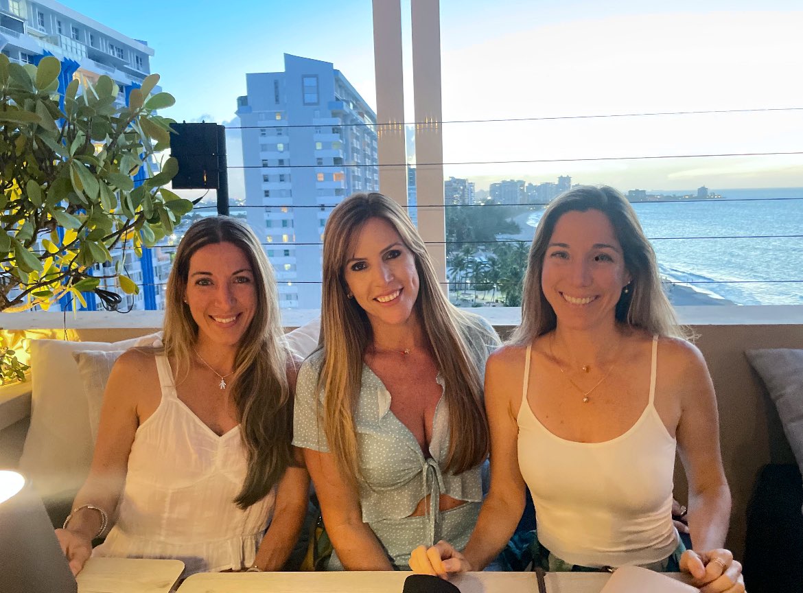 Happy birthday to them and to me 🎈🥳🥰🍷