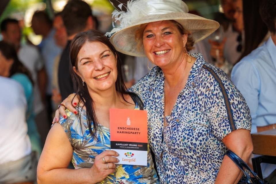 TwenteIntiem's tweet photo. Een haringparty voor strakgetrokken, maar alsnog lelijke boomers in een eigen bubbel #twente #haringparty @twente @TwenteBoard https://t.co/5jbcjKcxpg