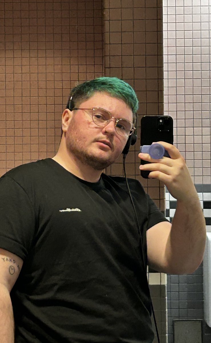 roxinmycrox666's tweet photo. himbo summer is starting off strong https://t.co/22a1nDTFkk