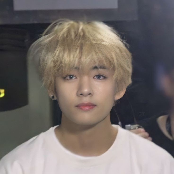 taekookakola's tweet photo. Au #kooktae - You Belong With Me
Where 
Jungkook y Taehyung son amigos desde pequeños, conforme fueron pasando los años tae empezó a desarrollar sentimientos por su amigo. Jungkook es hetero y forma parte del equipo de fútbol americano, donde es novio de la capitana de porristas. https://t.co/5hYsDBlzGv