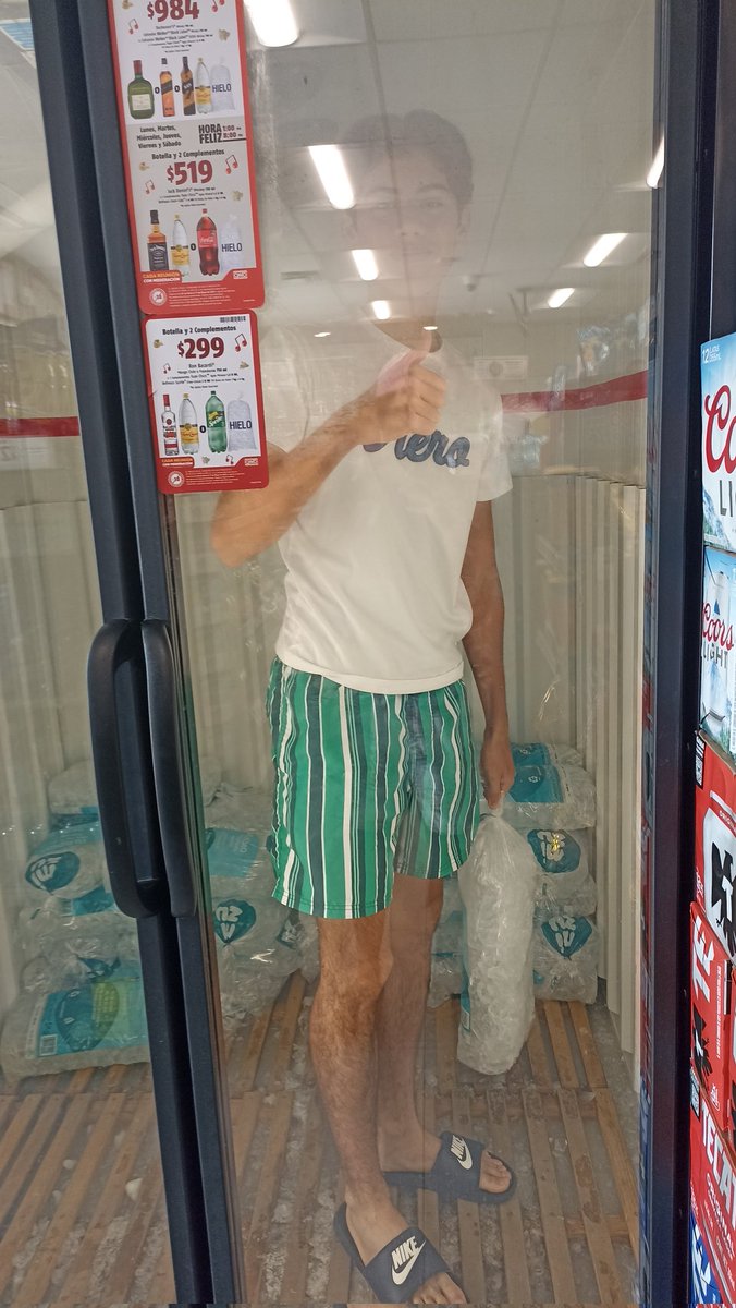 ObedCalles's tweet photo. la solución al calor https://t.co/RW5fawKr0g