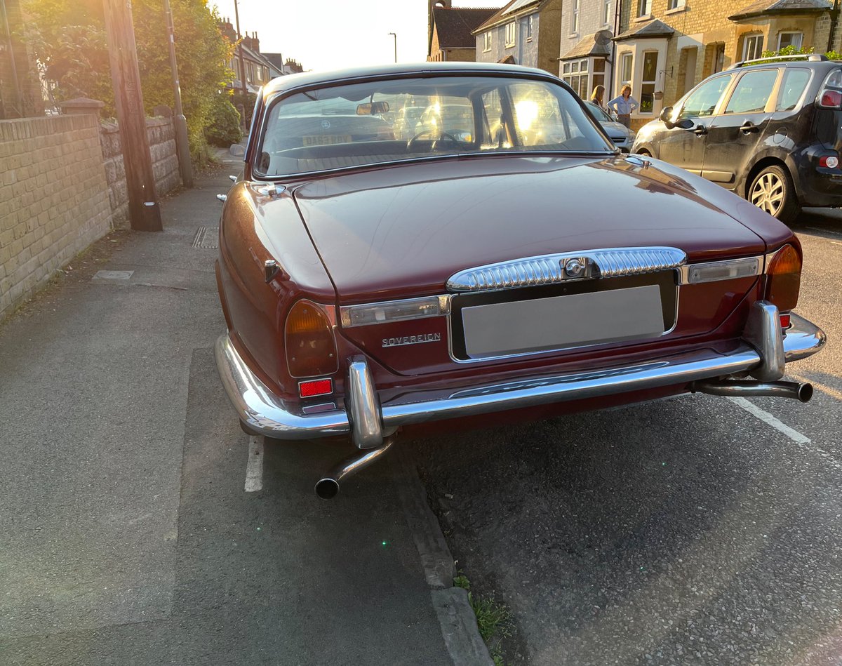 cars_asia's tweet photo. Daimler Sovereign spotted at Oxford. #DaimlerSovereign https://t.co/7oaeExRiYs