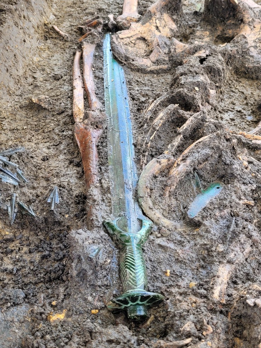 New discovery: an exceptionally well-preserved 3,000 years old bronze sword unearthed during excavations in Nördlingen. The sword of the Achtkantschwert type ('octagonal sword' - due to the shape of the hilt) was found in a burial, dating late 14th c. BC blfd.bayern.de/blfd/presse/in…