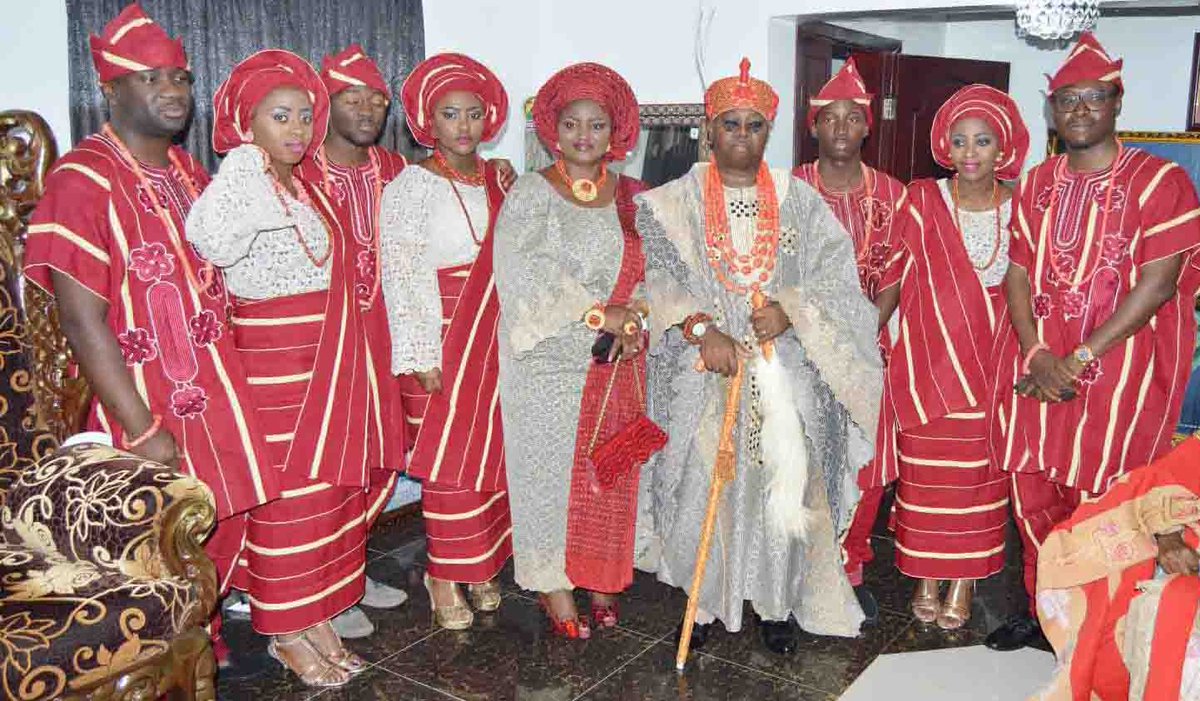 ThAfricanRoyals's tweet photo. HM 30th Ogoga (King) Samuel Adu Alagbado Agirilala II of Ikere kingdom, Ekiti state, Nigeria and his Olori (queen) Funmilola

#ogogaofikere #ikerekingdom #ikere #ukereekiti #africanroyals #africanroyalty #africanroyalfamilies https://t.co/wZpW3osJkq