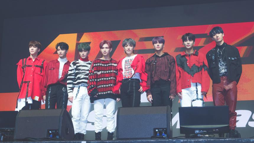 MySan1006's tweet photo. #ATEEZ #에이티즈 #OUTLAW #BOUNCY

ATEEZ debut                ATEEZ current
showcase                      showcase https://t.co/4R84ZxKZNP
