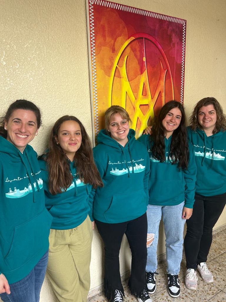 Calentamos motores para la gran aventura que vamos a vivir este verano, la #JMJ de Lisboa. ¡Ya nos han hecho entrega de las sudaderas!
El papa Francisco, junto con miles de jóvenes, nos encontraremos en Lisboa… ¡Cristo nos espera! Y María nos ayuda a levantar la mirada. ❤️