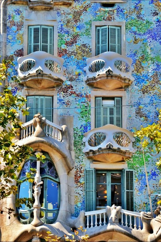 artinsociety's tweet photo. From the extraordinary façade of the Casa Batlló in Barcelona ~ the coloured ceramic tiles give the impression of flowers flowing on a lake, and the balconies are strangely skull-like. Originally designed by Antoni Gaudi (1904-6) https://t.co/Z7QaVJXCEv