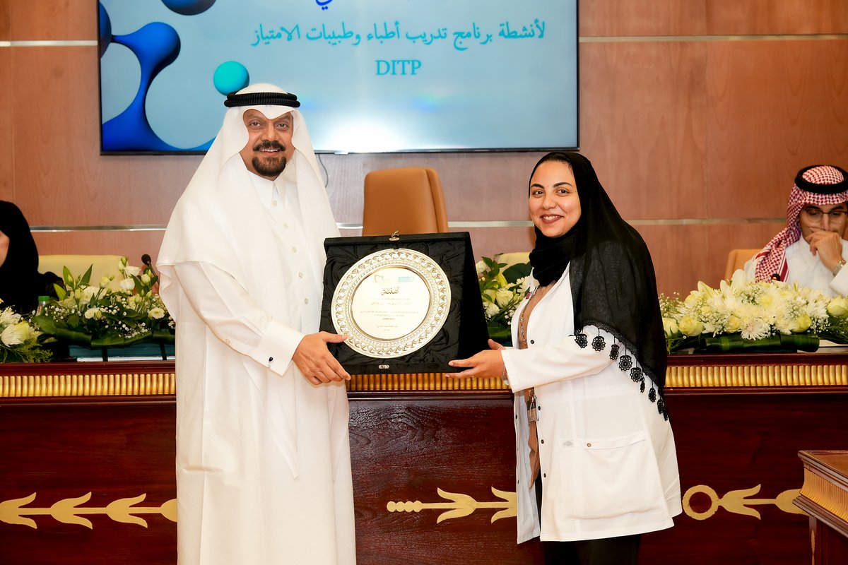 ksudental's tweet photo. ومن ثم تم تكريم المحكمين للملصقات العلمية في اللقاء العلمي لأبحاث أطباء وطبيبات الامتياز، سعادة الدكتور/ هبه حمدان، وسعادة الدكتور/ أروى طلاقي https://t.co/uzkxTLJ2ki