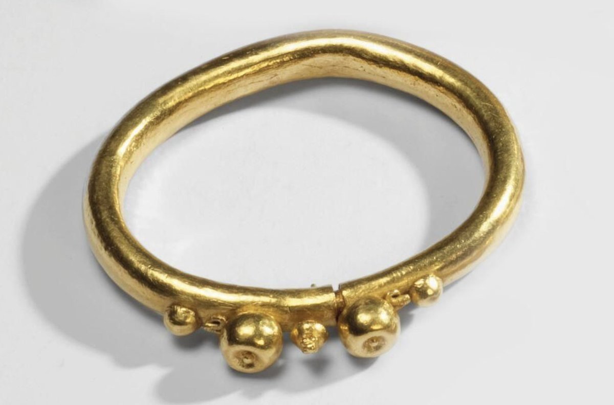 MUnterlinden's tweet photo. Avez-vous une idée de la teneur en or de ce bracelet ?
Réponse dans notre exposition virtuelle à découvrir à l'occasion des @journees_archeo
https://t.co/7f3ayRO4fC
#UnJourUneŒuvre / #Archeologie #JEArcheo #EADay https://t.co/nEaF6mO2Pc