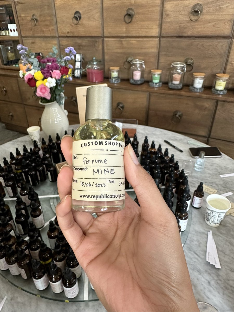 skinsofun's tweet photo. Pengalaman seru buat parfum sendiri di Bali😂👌🏾

Aku Pilih2 notes yang aku suka kayak white flowers nood, sandalwood, kiwi dan hasil nya BEUH ENAK BGT😭😭😭

200ribuan dan bisa lgsg bawa pulang parfum nya 📍Republic Of Soap, Seminyak https://t.co/appn2X0EvG